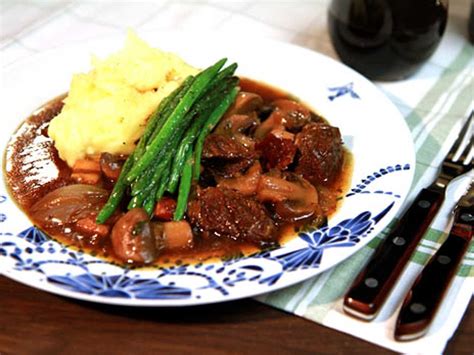 boeuf bourguignon myllymäki|Mitt kök: Boeuf bourguignonne med mandelpotatismos .
